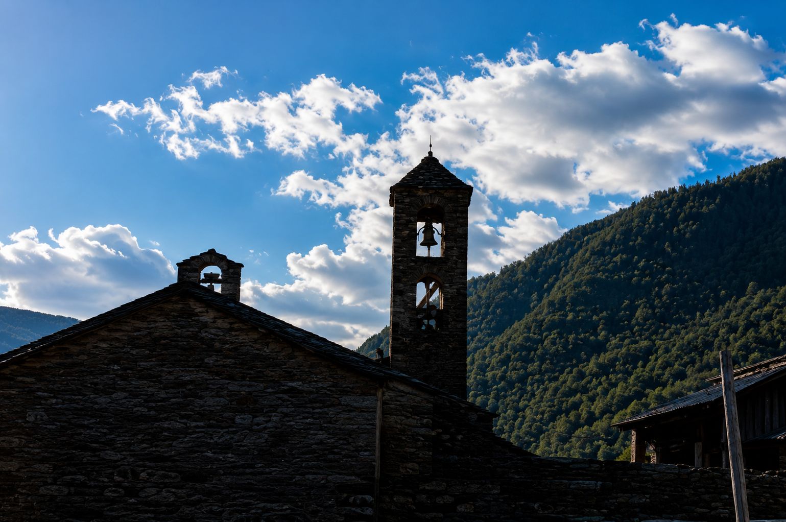 Sinos de Pedra sob o Céu Azul