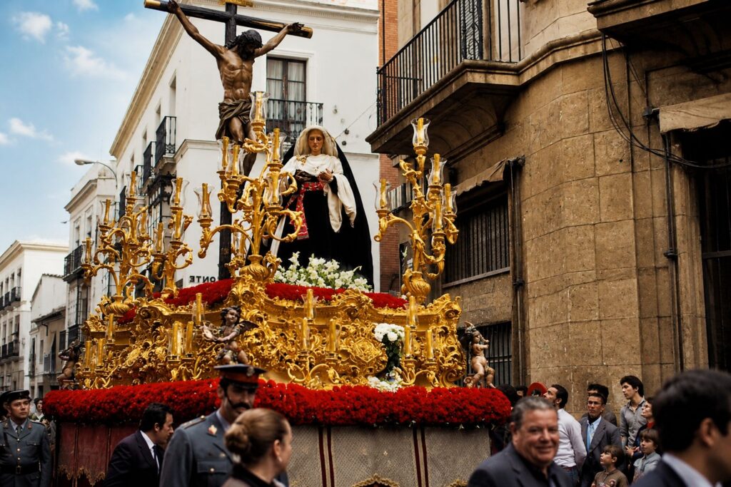 Procissão religiosa em rua antiga