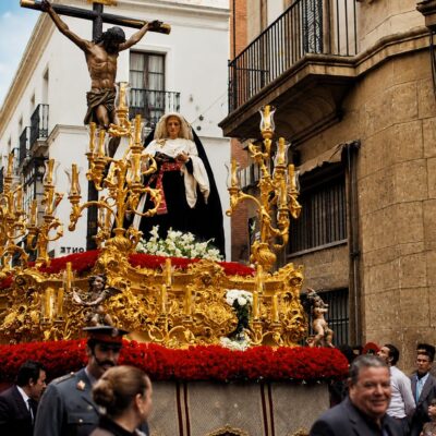 Procissão religiosa em rua antiga