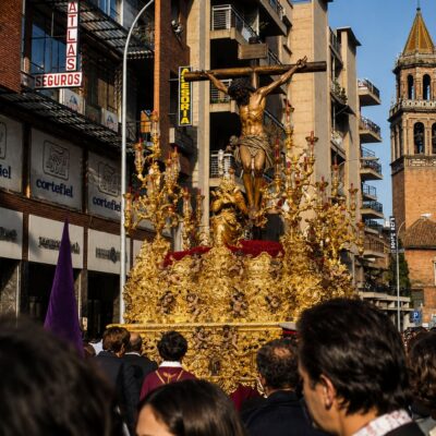 Procissão religiosa na cidade luminosa