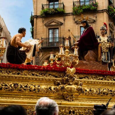 Processão religiosa em rua histórica