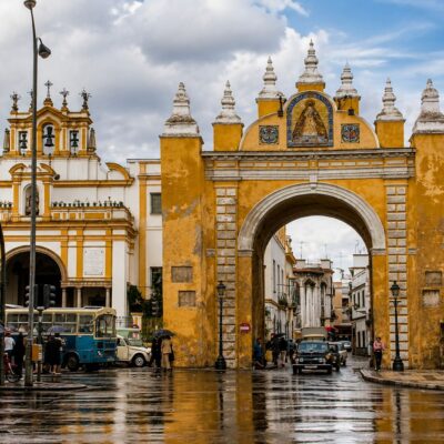 Rua histórica sob céu nublado