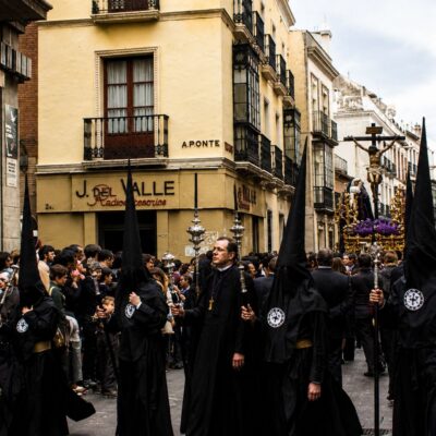 Processão religiosa em rua estreita