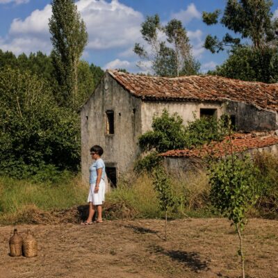 Ruína Rural sob Céu Azul