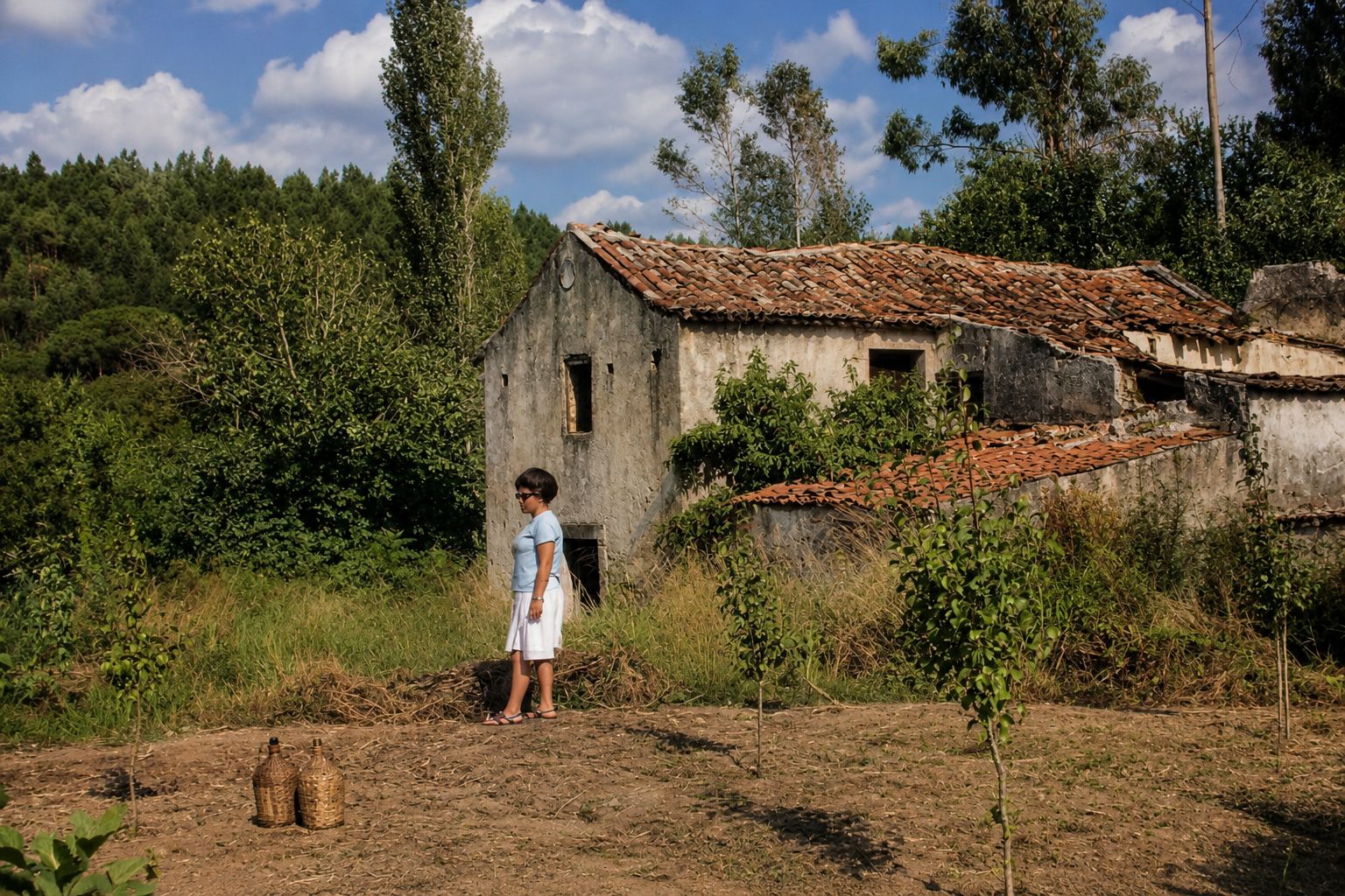 Ruína Rural sob Céu Azul