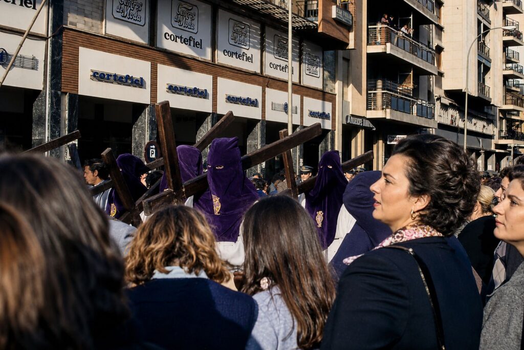 Procissão Roxa entre Lojas Urbanas