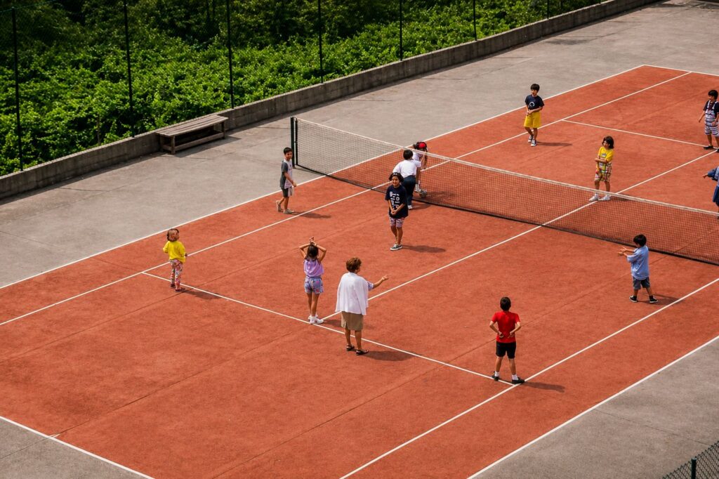 Atividade Infantil no Campo de Ténis