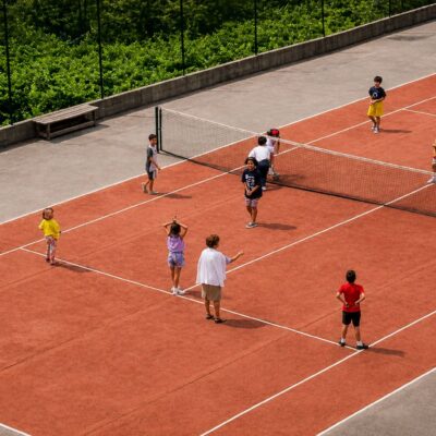 Atividade Infantil no Campo de Ténis
