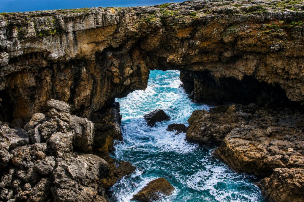 Arco Rochoso Sobre o Mar Turquesa