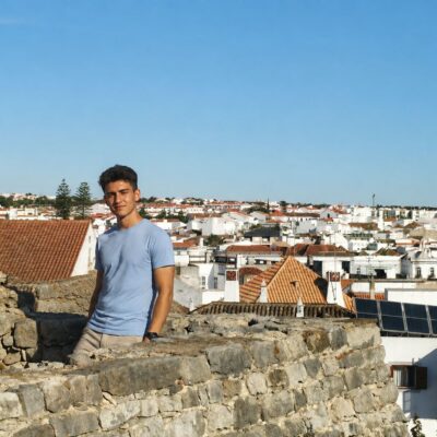 Jovem nas Muralhas da Cidade Branca