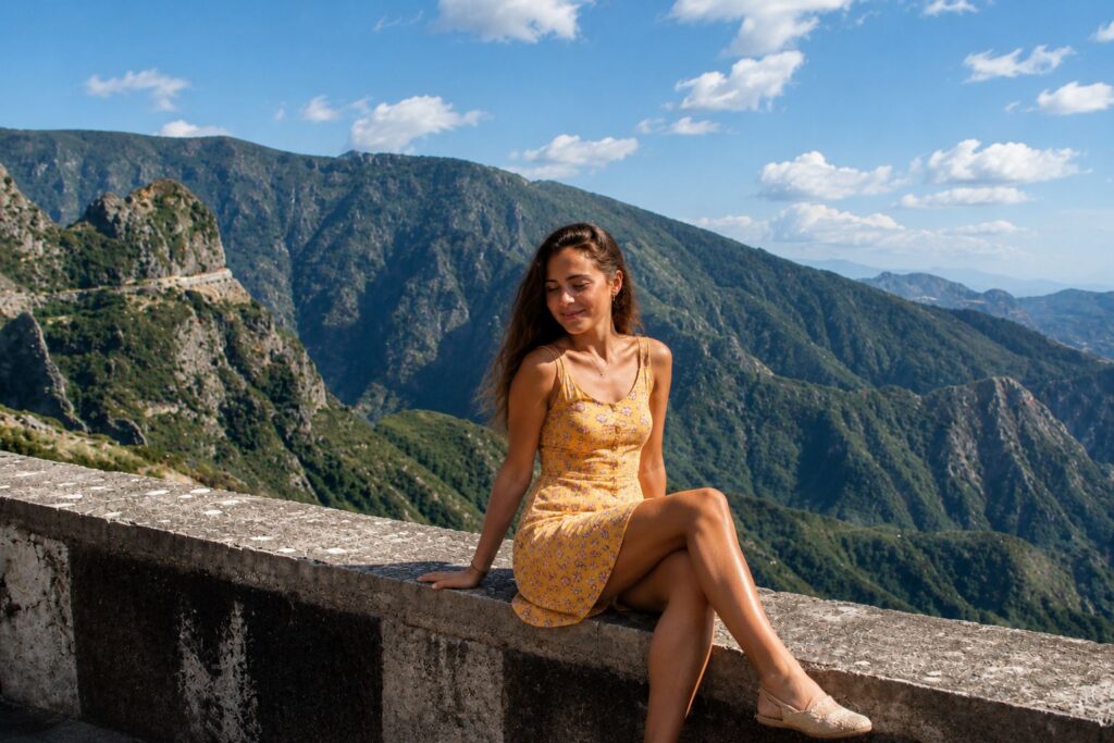 Mulher em Vestido Amarelo nas Montanhas
