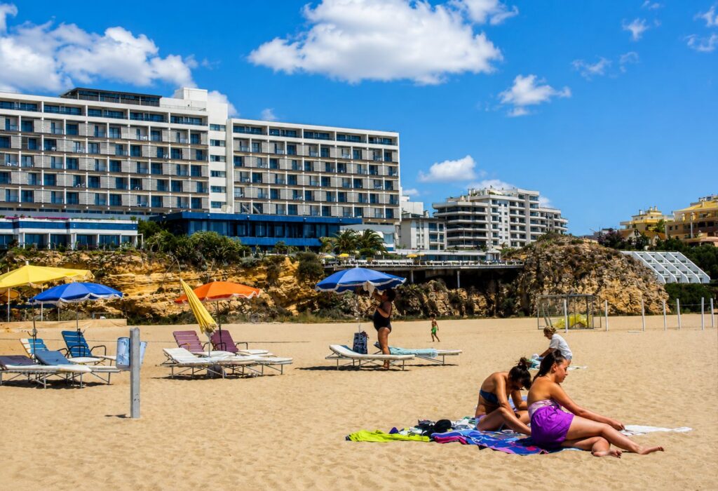 Hotel praia e pessoas na areia