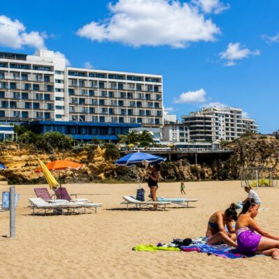 Hotel praia e pessoas na areia