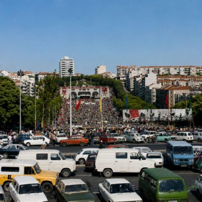 Panorama urbano com multidão e bandeiras