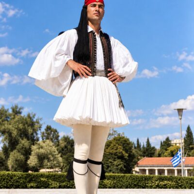 Evzono Grego na Praça Ensolarada