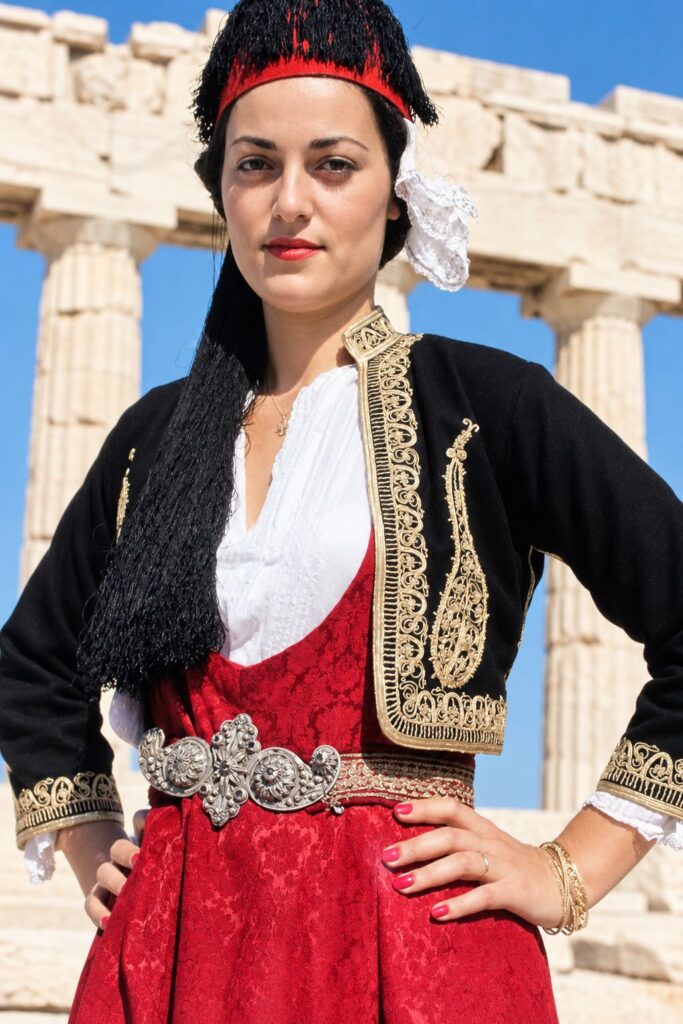Retrato em traje tradicional grego junto às ruínas