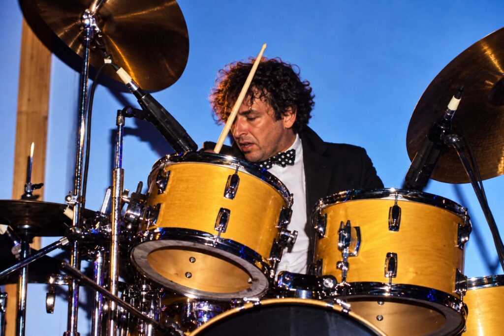 Baterista em Concerto Azul e Dourado