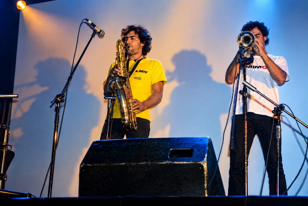 Duo de Metais sob Luzes de Palco